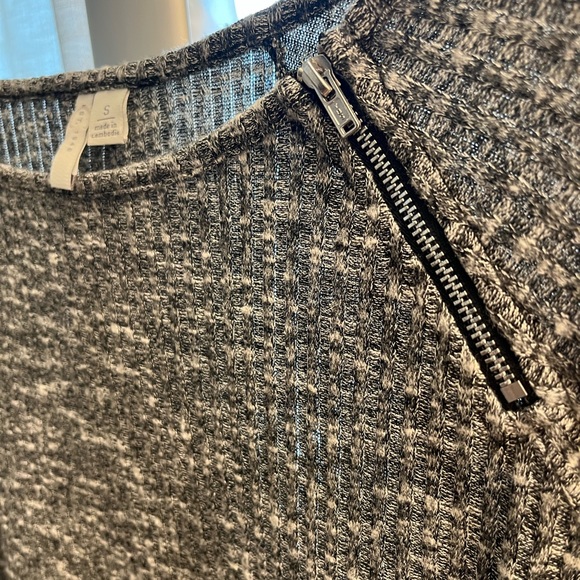 Size small women’s long sleeved shirt. Zipper detailing. Like new. - Picture 3 of 3